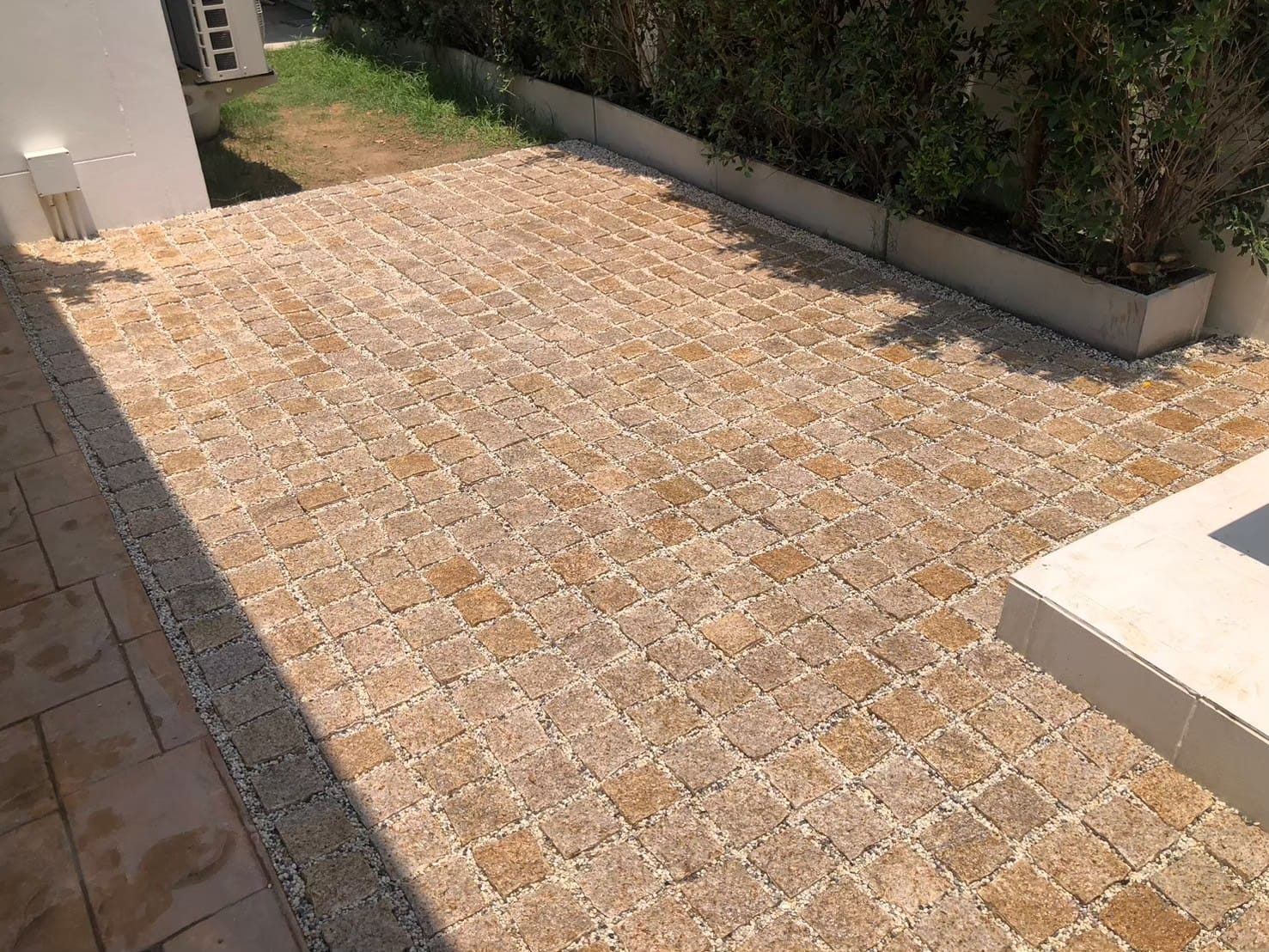 หินลูกเต๋าปูพื้น COBBLESTONE แบบแผ่นสำเร็จ MODERN DECOR รุ่นคลาสสิก ผิวธรรมชาติ ข้างตัดธรรมชาติ 50X50X3 ซม. หินธรรมชาติแกรนิตสีเหลือง ลายเรียงตรง_3